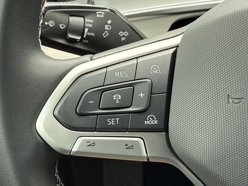 2025 Volkswagen Tiguan 2.0T SE